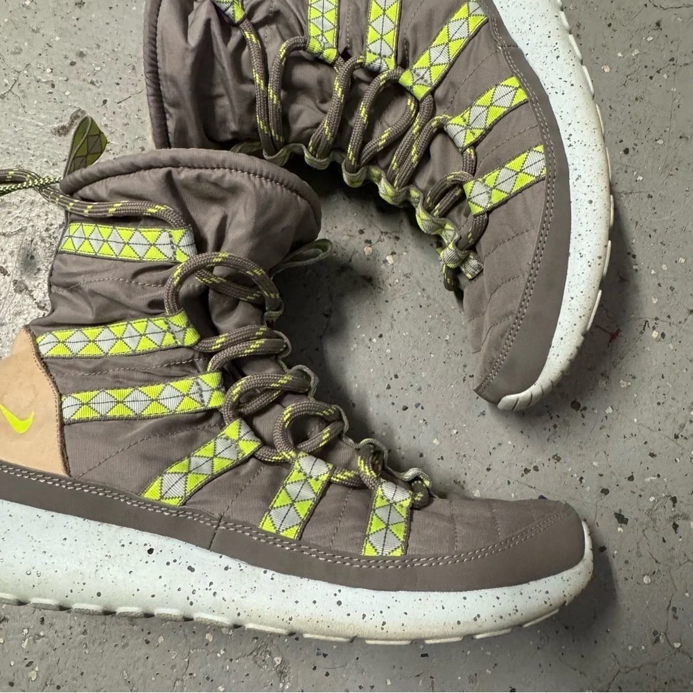 Nike Rosherun Hi Sneakerboot gray green boots
